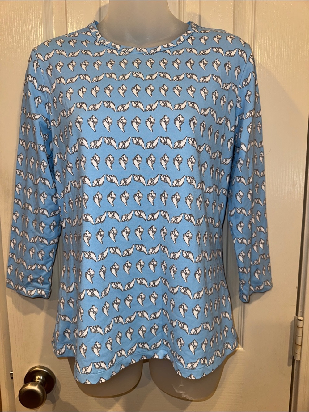 J McLaughlin Blue and White Seashell themed Top. Sz Medium